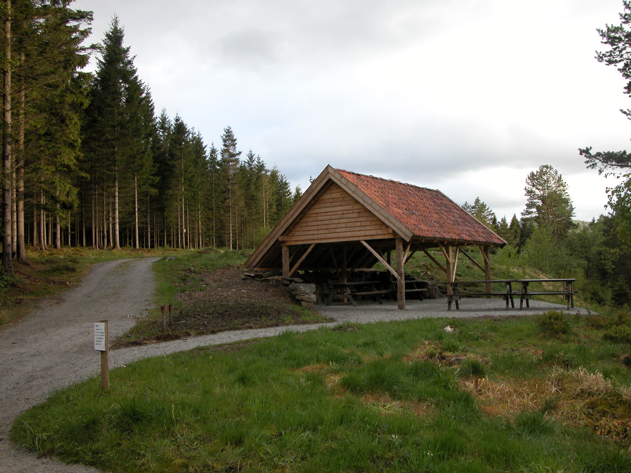 Klasserom i det fri: Grindahuset står plassert tett ved feltet for Norske treslag. Naturens egen skolestue. 